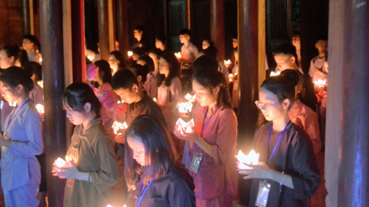 Huế: Ấm áp đêm hoa đăng tri ân trong khóa tu mùa hè tại chùa Diệu Ngộ