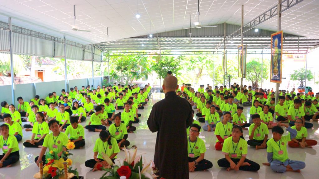 Khánh Hòa: TT. Thích Minh Nhẫn chia sẻ “Kỹ Năng Sử Dụng Mạng Xã Hội” tại khóa tu mùa hè chùa Bảo Quang