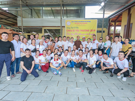 Bến Tre: Chùa Phú Long, huyện Mỏ Cày Bắc cùng Đạo tràng Phật tử Pháp Hoa Ấn Quang đã tặng 300 phần quà cho các hộ nghèo
