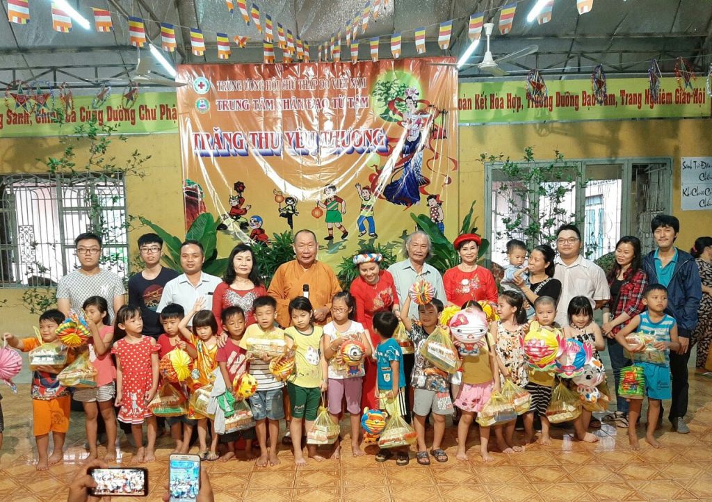TP.HCM: Trung thu cho trẻ em nghèo tại chùa Huyền Trang – Nhà Bè
