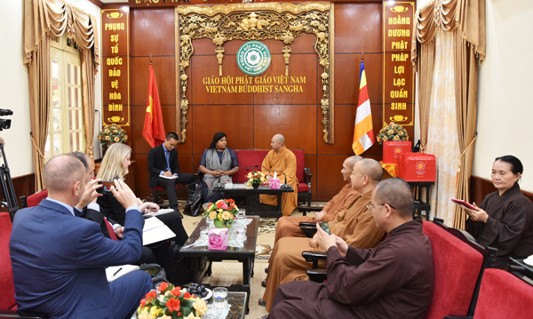 Hà Nội: Đoàn Ủy ban tự do tôn giáo Hoa kỳ gặp gỡ Chư tôn đức Hội Đồng trị sự TW GHPGVN