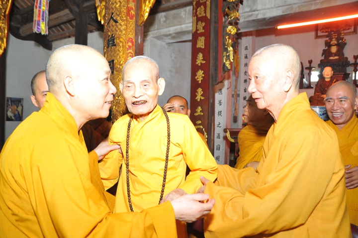 Chư tôn đức lãnh đạo Học viện PGVN và Viện nghiên cứu Phật học VN đỉnh lễ Đức Đệ Tam Pháp Chủ