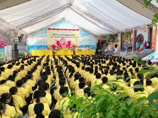 Thái Bình: Gần 500 học sinh về chùa tu một ngày