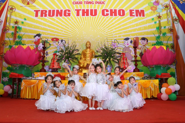 Hà Nội: Gần 1000 em nhỏ vui đón Tết trung thu tại chùa Tăng Phúc