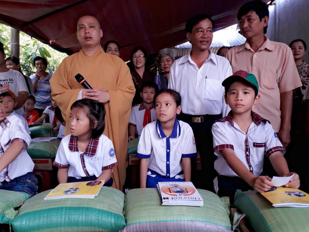 Sóc Trăng: Chùa Phổ Quang tổ chức tặng quà cho học sinh và phóng sanh trên sông Hậu