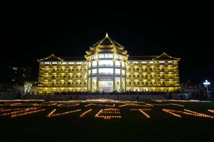Thiêng liêng đêm thắp nến tri ân tại Học viện Phật giáo Việt Nam tại Hà Nội