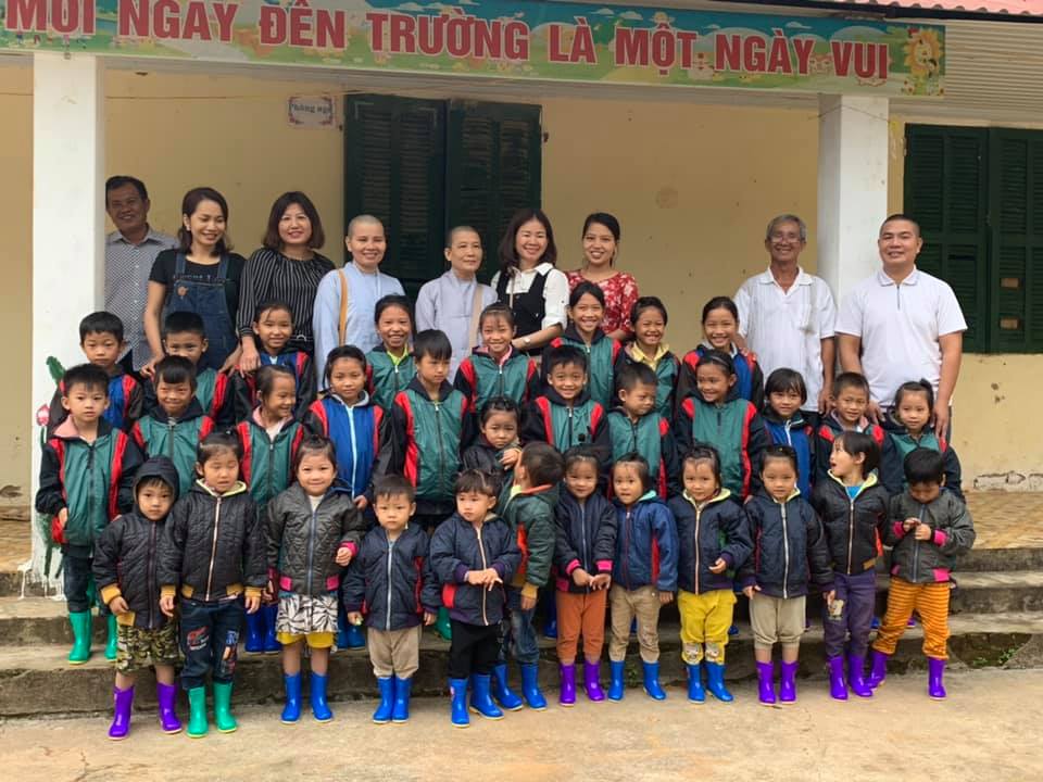 Lào Cai: Chùa Hưng Phước tỉnh Bến Tre tổ chức chương trình “Mùa Đông yêu thương” tại huyện Bát Xát