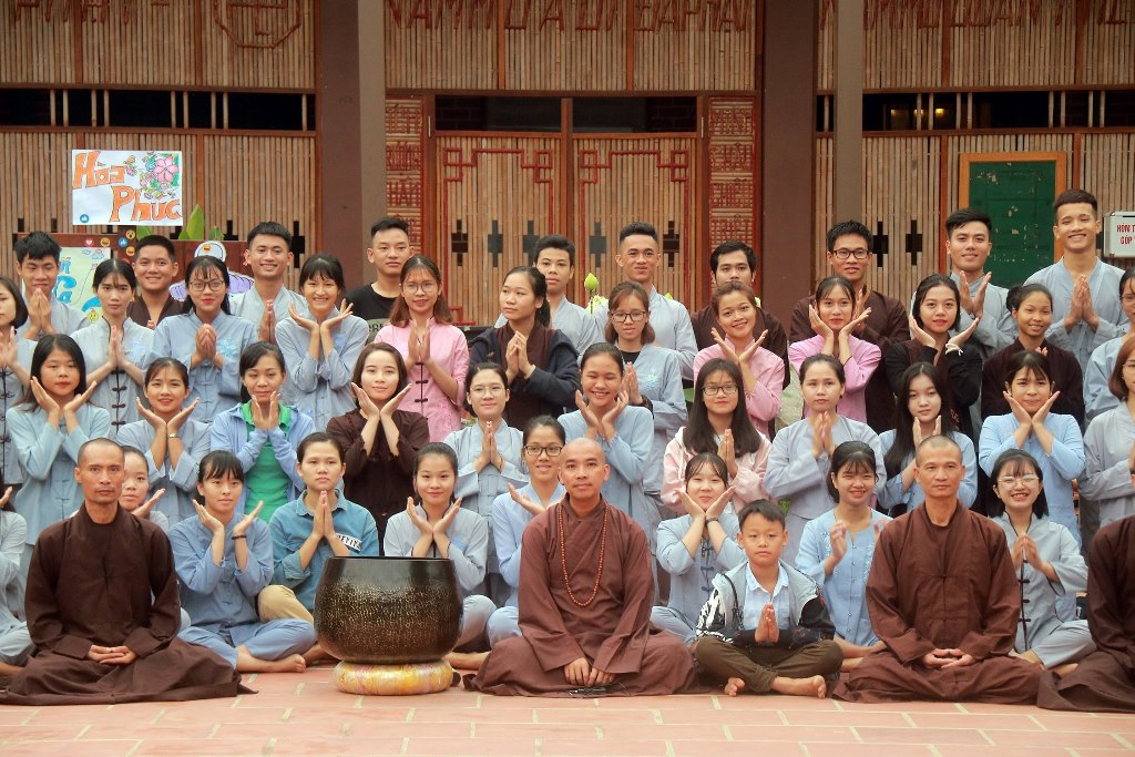 Hơn 100 bạn trẻ về chùa Hòa Phúc thực tập an vui