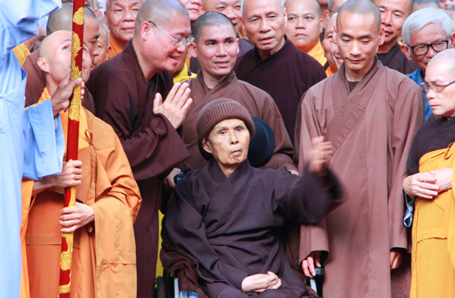 Chư tôn đức Tăng, Ni cùng Phật tử chúc thọ và tri ân Thiền sư Thích Nhất Hạnh