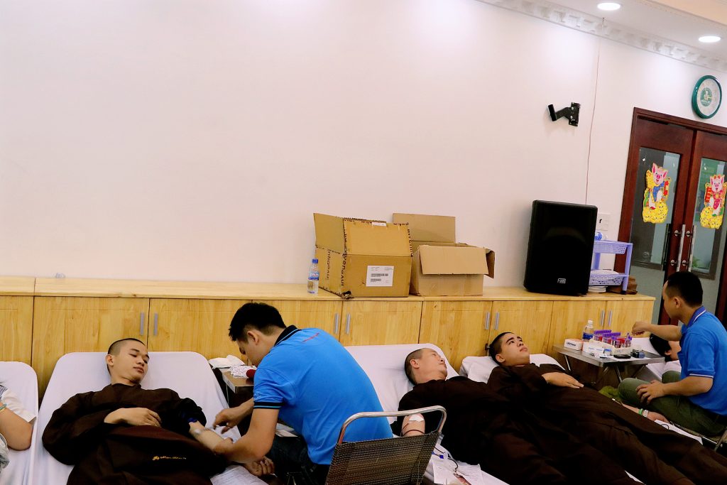 Bình Dương: Tăng Ni sinh trường TCPH tham gia hiến máu cứu người
