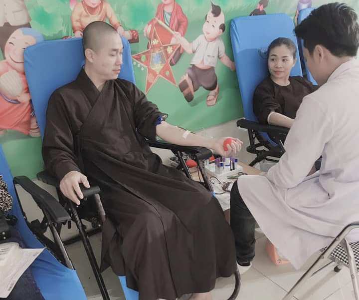 Chư Tăng, Phật tử hiến máu