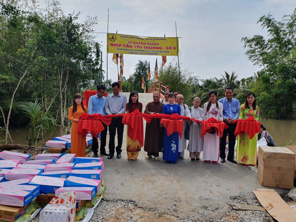 Kiên Giang: Quỹ “Phật giáo với Cuộc sống” chùa Thập Phương bàn giao Nhịp cầu Yêu Thương – số 08 và tặng quà tại huyện Giồng Riềng