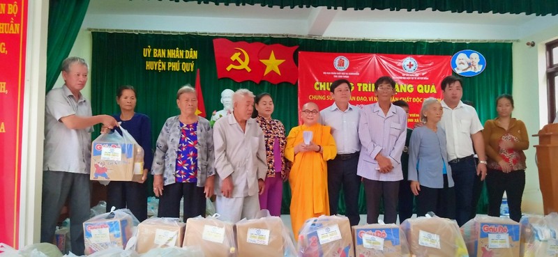 Bình Thuận: Tịnh xá Ngọc Vân cùng Hội Nạn nhân Chất độc Da cam tỉnh trao quà đến bà con huyện Phú Quý và Bắc Bình.