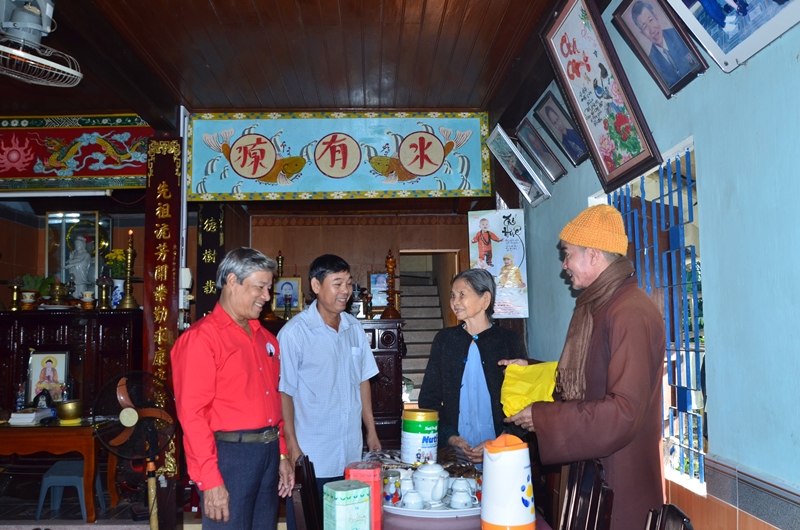 Quảng Nam: Trao tặng quà cho người cao tuổi tại xã Duy Trinh