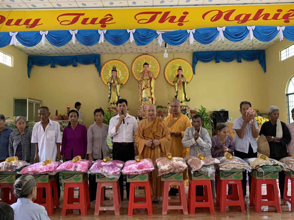 Trà Vinh: Trao quà đến bà con đồng bào Khmer nhân dịp lễ hội văn hóa Ok-om-bok