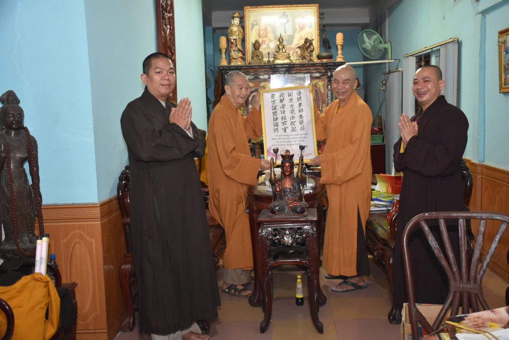 TP.HCM: Ban Trị sự Phật giáo Q.1 và lớp học tình thương Vạn Thọ chúc mừng ngày Nhà giáo Việt Nam 20/11