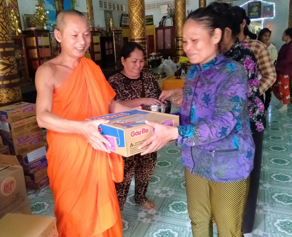 Vĩnh Long: Nhóm từ thiện Tùy Duyên tặng quà đến bà con có hoàn cảnh khó khăn tại chùa Hạnh Phúc Tăng