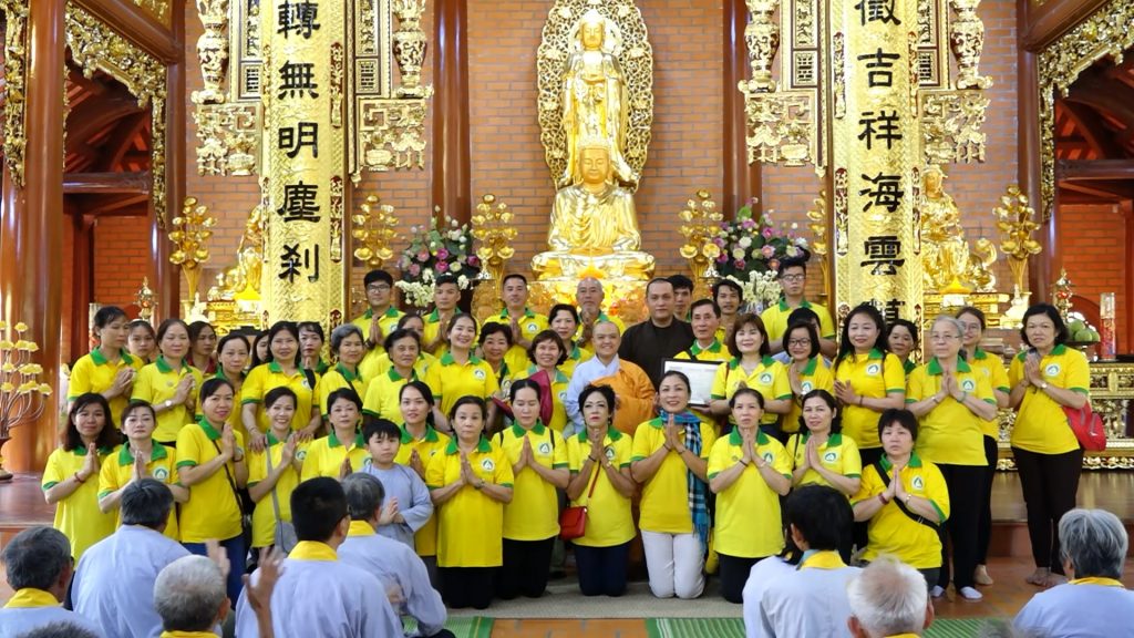 Bình Dương: chùa Thiên Quang kết hợp với quỹ từ thiện tu viện Tường Vân trao quà cho người khiếm thị