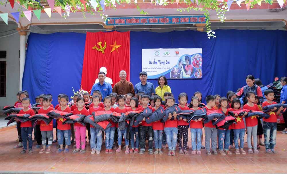 Nghệ An: “CLB Chia Sẻ Yêu Thương” chùa Chí Linh Yên Thành trao tặng áo ấm cho học sinh