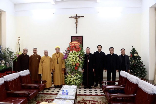 Hà Nội:GHPGVN đến thăm chúc mừng đồng bào Công giáo ngày lễ Giáng sinh và chào đón năm mới 2020.