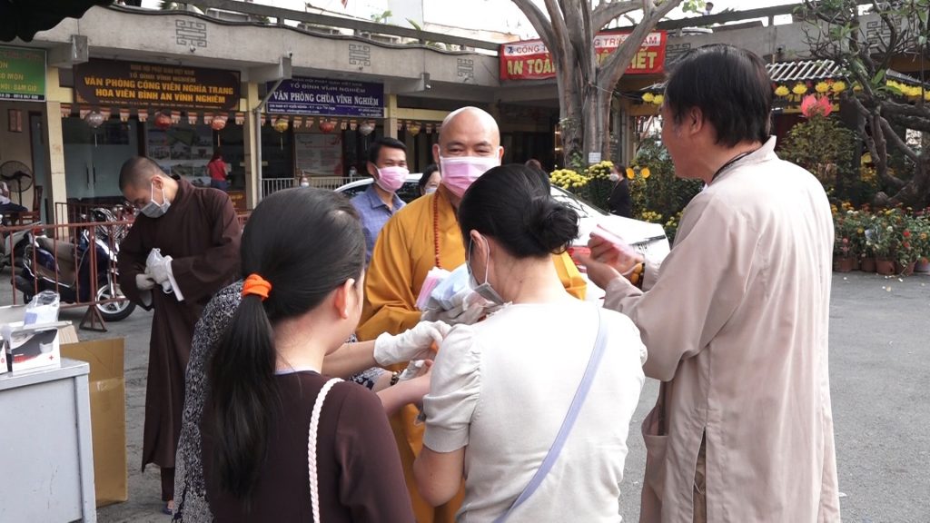 TP. HCM: Chùa Vĩnh Nghiêm tặng khẩu trang phòng chống dịch Virus Corona cho Phật tử lễ chùa đầu năm