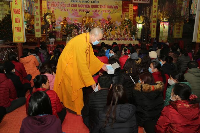 Thái Nguyên: Phát khẩu trang miễn phí cho du khách về chùa du xuân, lễ Phật