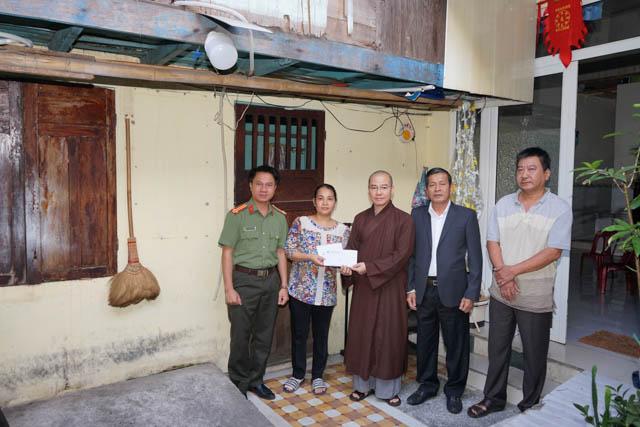Đà Nẵng: Chùa Bà Đa kết hợp Báo Công an thành phố hỗ trợ sửa nhà cho gia đình có hoàn cảnh khó khăn
