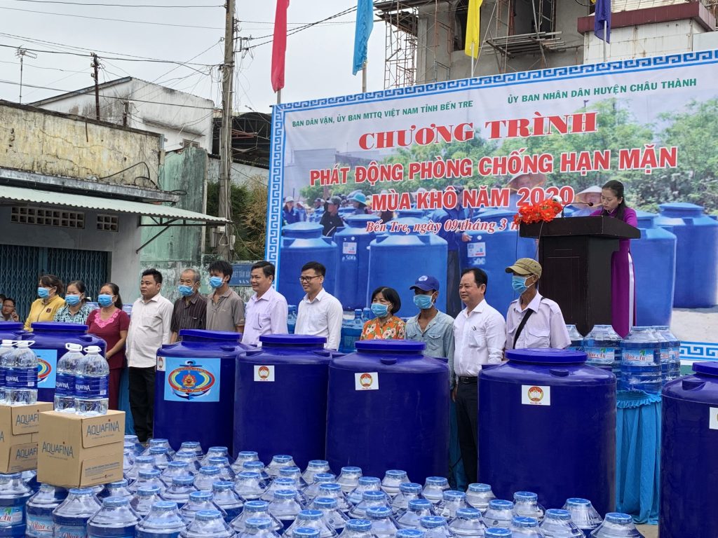 Bến Tre: Hỗ trợ nước ngọt và dụng cụ chứa nước giúp nhân dân chủ động phòng chống hạn hán và xâm nhập mặn