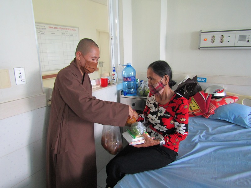 Quảng Nam: Chia sẻ mì Quảng chay tại BV Đa khoa Trung ương tại Núi Thành