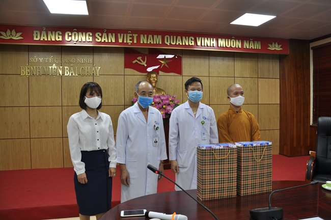 Quảng Ninh: Chùa Tiêu Dao trao tặng 5.000 khẩu trang