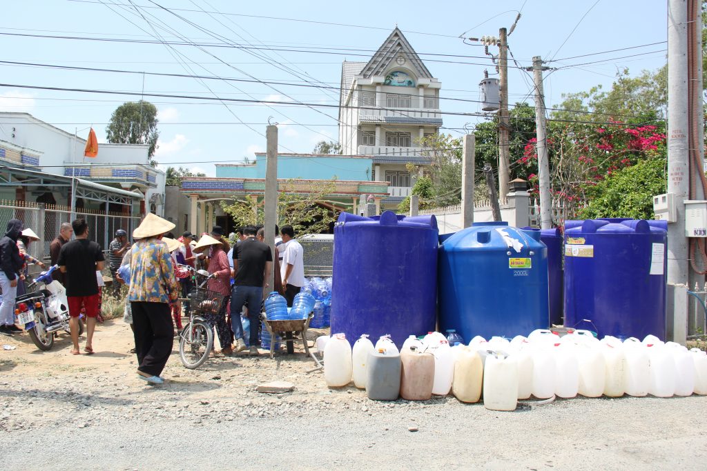 Tiền Giang: Chùa Linh Sơn kết hợp các nhà hảo tâm cấp nước sinh hoạt dài hạn cho người dân vùng bị ngập mặn huyện Gò Công Tây