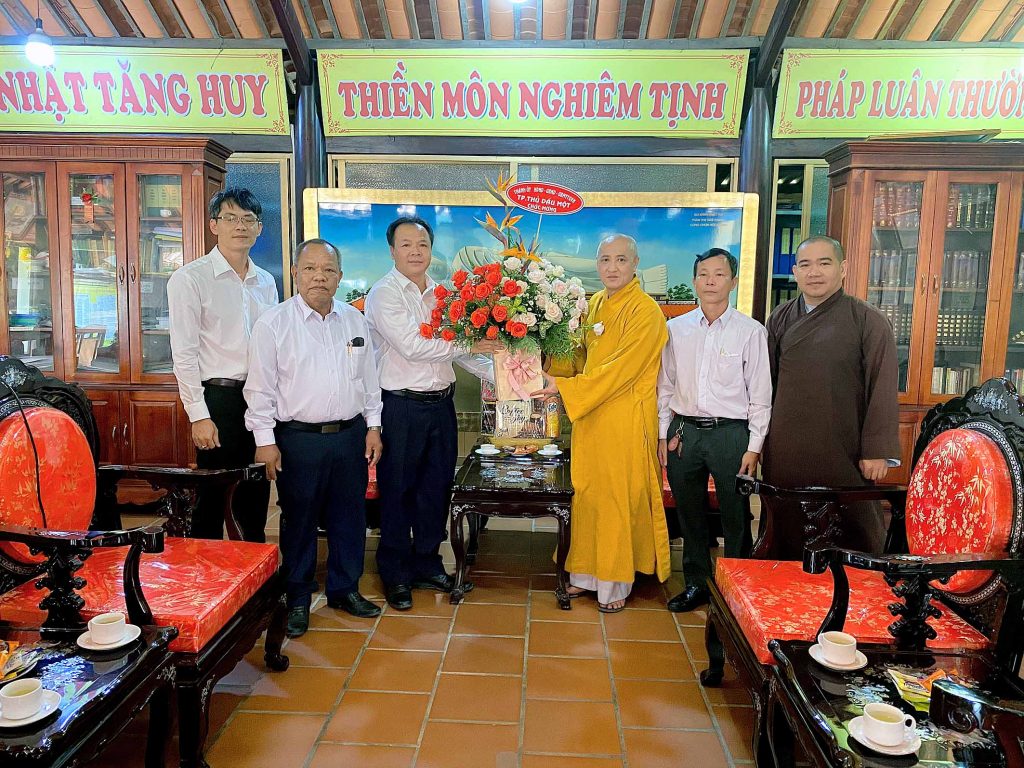 Bình Dương: Thành uỷ TP. Thủ Dầu Một chúc mừng Phật đản lãnh đạo Ban Trị sự PG tỉnh