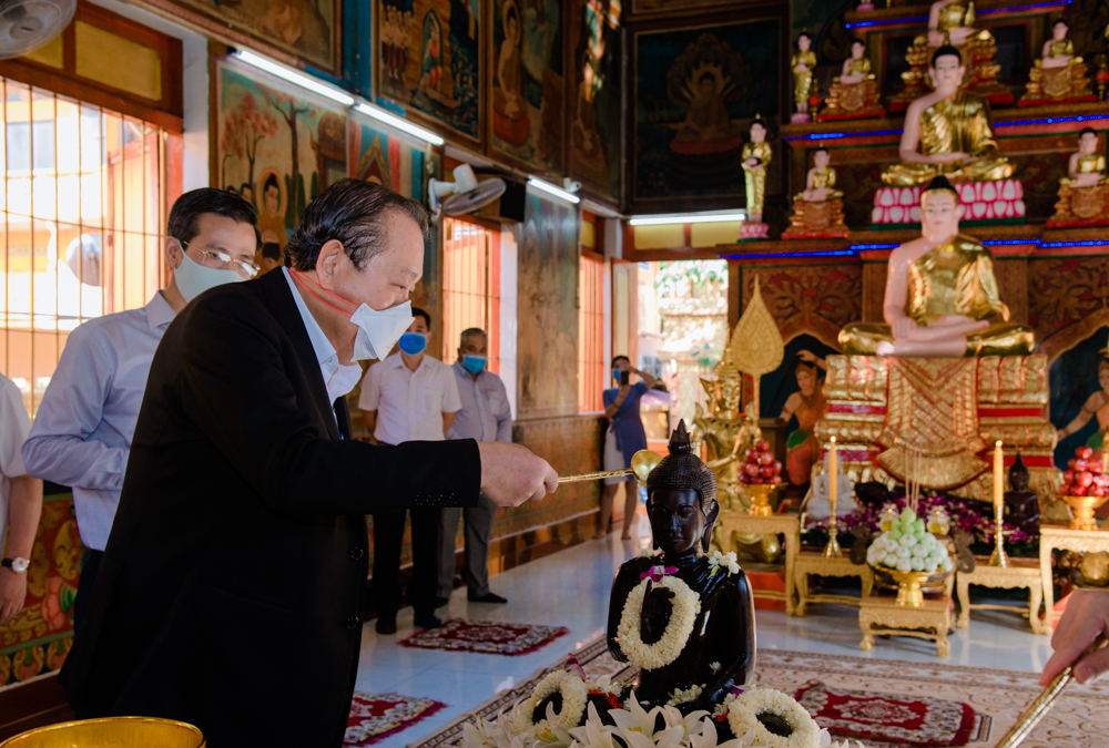Phó Thủ tướng Thường trực Chính phủ thực hiện nghi lễ tắm Phật trong ngày tết Chol Chnam Thmay