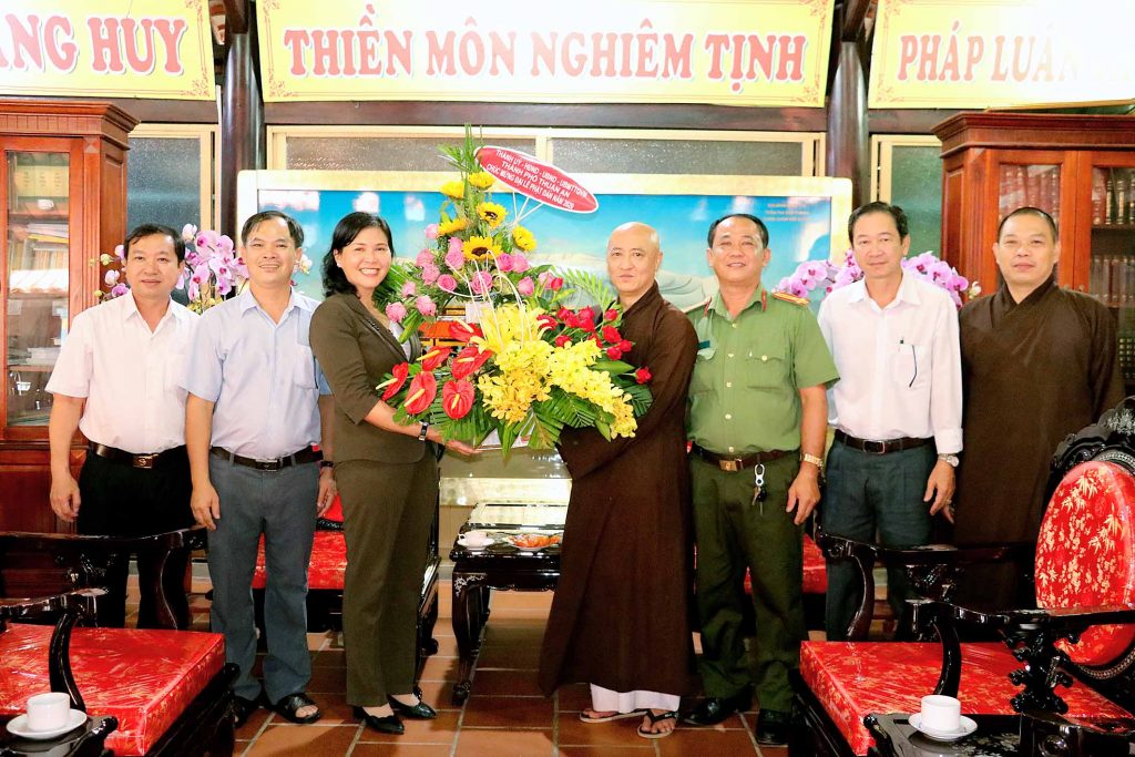 Bình Dương: Lãnh đạo TP. Thuận An chúc mừng Đại lễ Phật Đản PL.2564