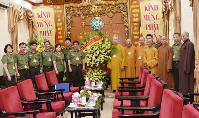Giám đốc CATP Hà Nội cùng đoàn công tác CATP  đến chúc mừng Hội đồng Trị sự Trung ương Giáo Hội phật giáo Việt Nam.