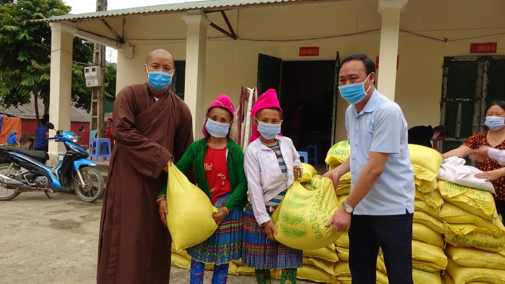 Hà Giang: Chùa Cảnh Linh tặng 60 tấn gạo cho người dân bị ảnh hưởng do dịch Covid-19