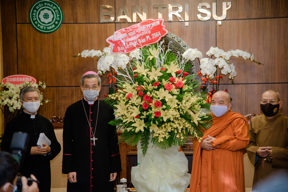 Đón mừng Phật đản, Tổng giáo phận Công giáo thăm Ban Trị sự Phật giáo TP.HCM