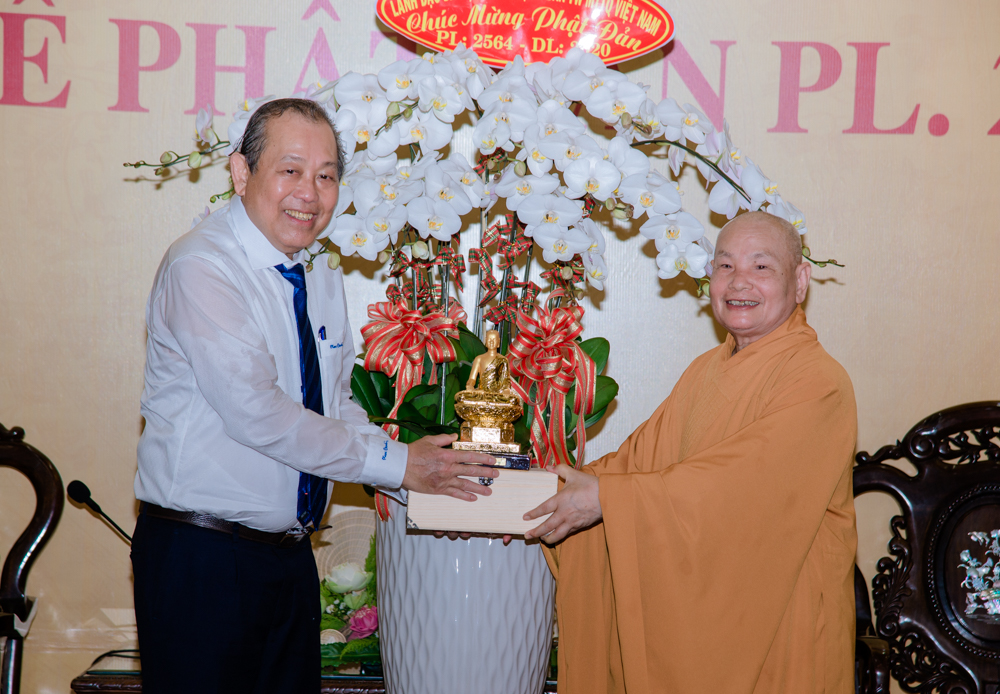 Phó Thủ tướng Thường trực chúc mừng Phật đản Hoà thượng Chủ tịch