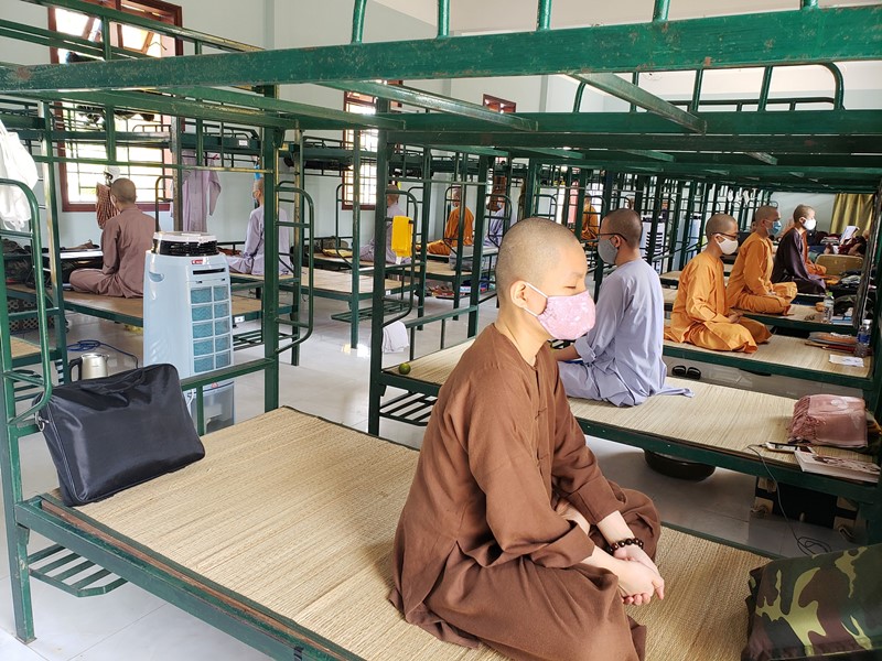 Quảng Nam: Tăng Ni du học sinh từ Myanmar dành thời gian thiền quán tại khu cách ly Chu Lai