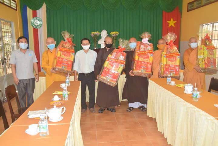 Tây Ninh: Ban Dân vận tỉnh thăm và chúc mừng Phật đản
