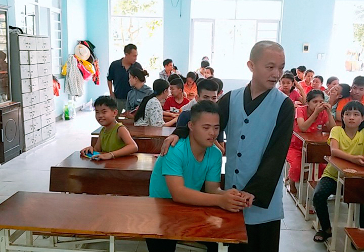 Đà Nẵng: TT. Thích Thông Quang tặng quà trẻ em chất độc da cam, cụ già neo đơn nhân ngày 1 tháng 6