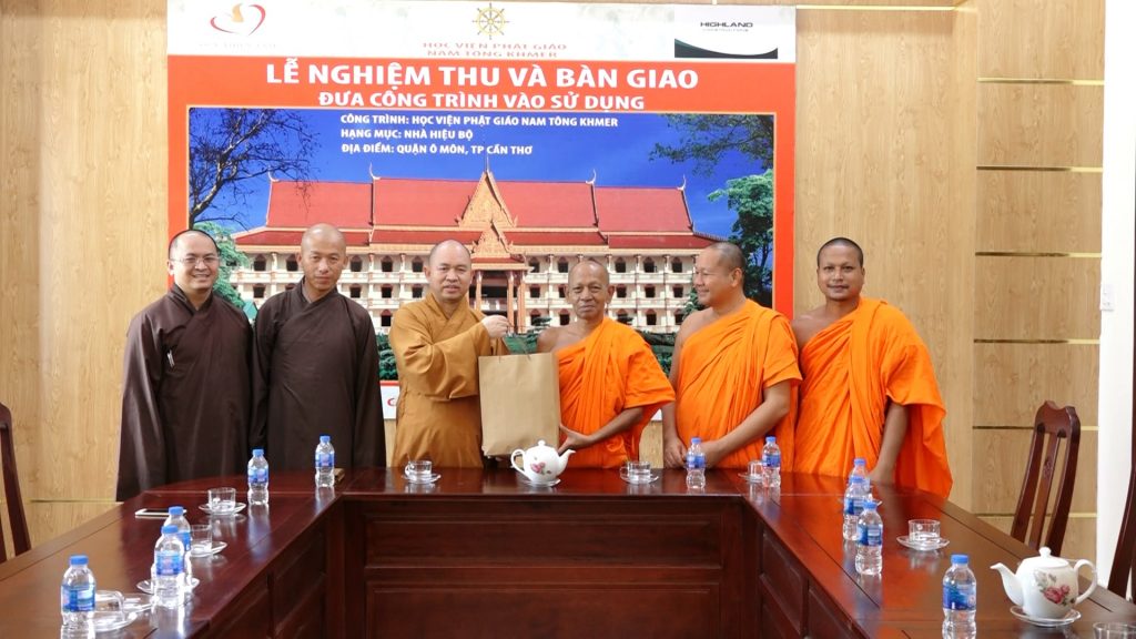 Cần Thơ: TT. Thích Đức Thiện đến thăm và làm việc tại Học viện Phật giáo Nam tông Khmer