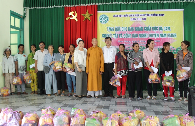 Quảng Nam: Ban Trị Sự GHPGVN tỉnh tặng 200 phần quà cho người khó khăn tại huyện miền núi Nam Giang