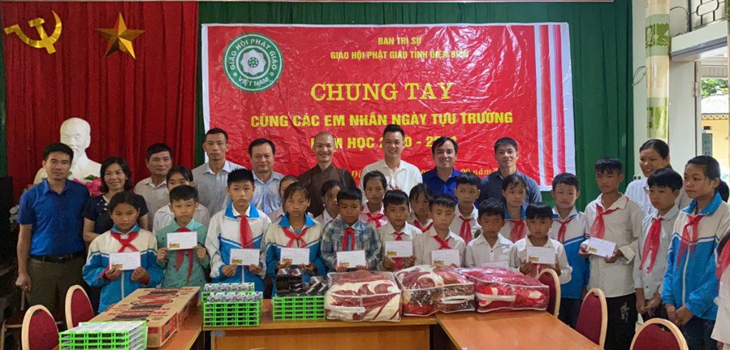 Điện Biên: Trao quà cho học sinh có hoàn cảnh khó khăn trên địa bàn tỉnh