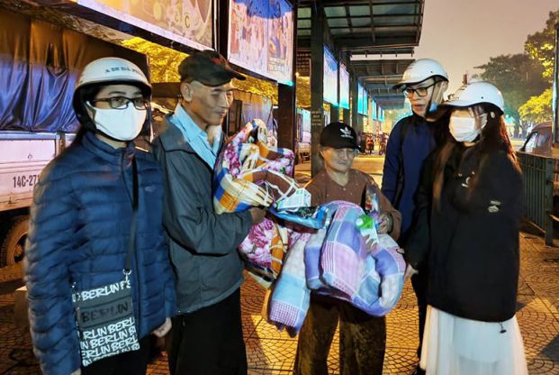 CLB Thanh thiếu niên Phật tử phát quà cho người vô gia cư