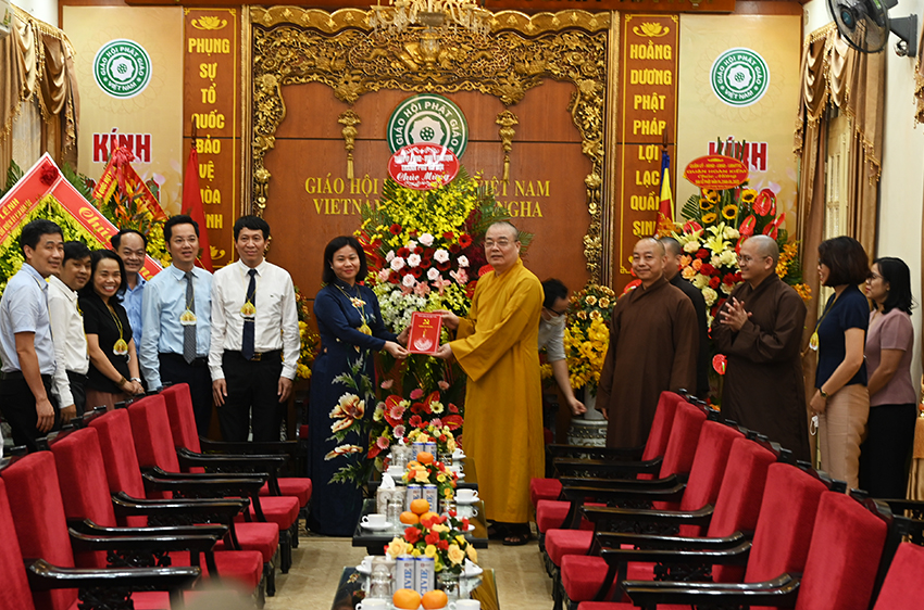 Lãnh đạo Thành phố Hà Nội chúc mừng GHPGVN nhân dịp đại lễ Phật đản 2566  -DL. 2022