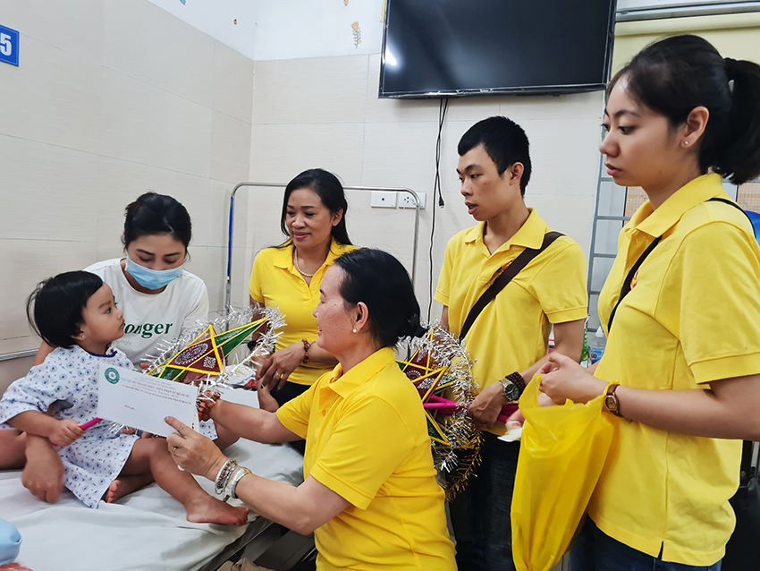 Hà Nội: Tặng quà Tết Trung thu cho các em bé mắc bệnh hiểm nghèo tại Bệnh viện Xanh Pôn