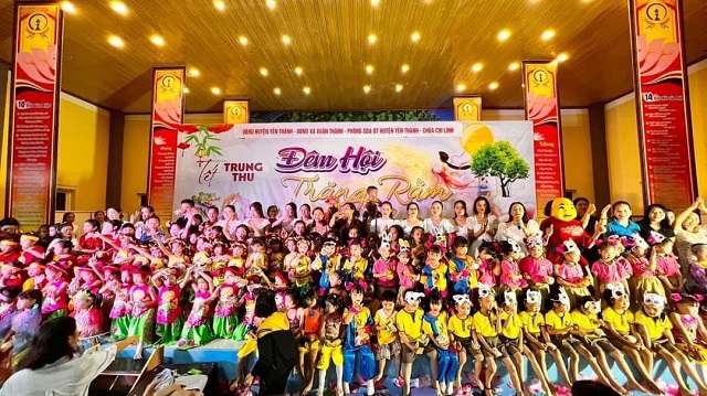 Nghệ An: Hàng ngàn học sinh tham dự Đêm Trung Thu tại Chùa Chí Linh