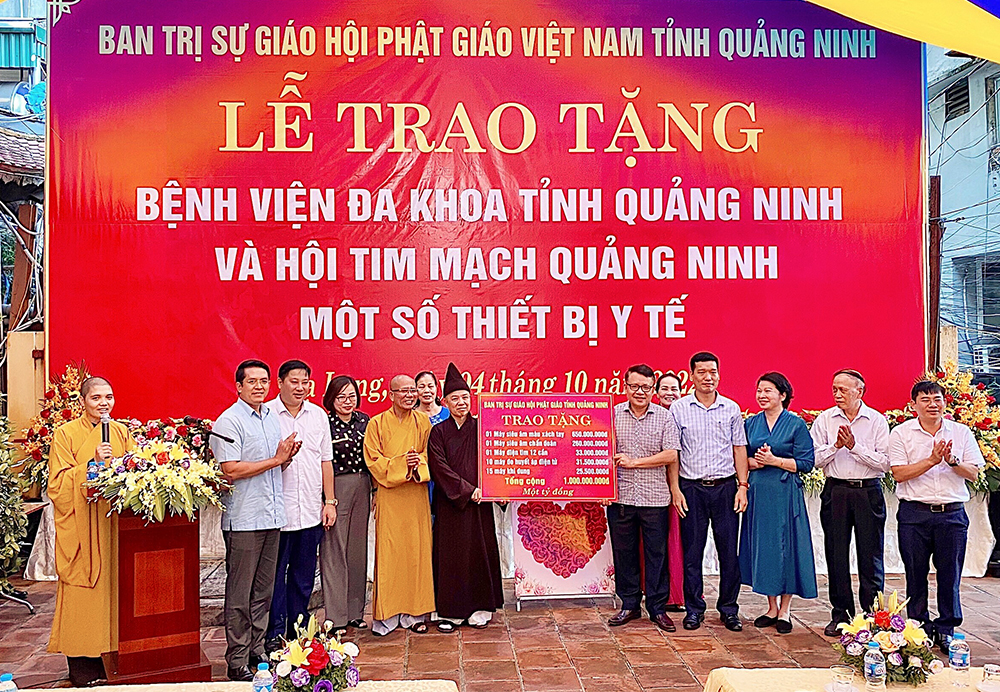 Quảng Ninh: Ban Trị sự Phật giáo tỉnh trao tặng trang thiết bị y tế tổng giá trị 01 tỷ đồng