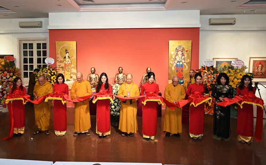 Khai mạc triển lãm mỹ thuật “Sen đầu hạ” chào mừng Đại hội đại biểu Phật giáo toàn quốc lần thứ IX